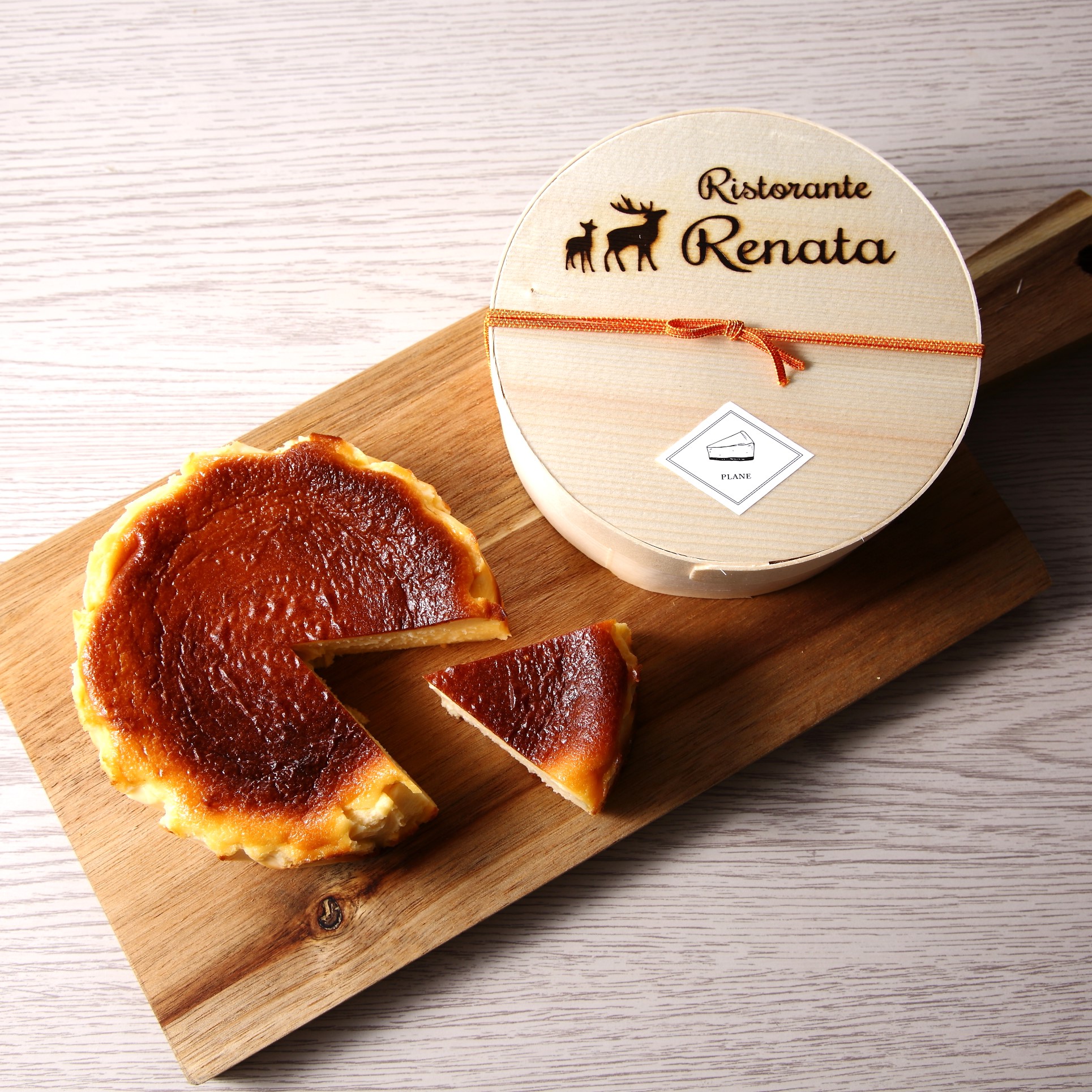 隠れ家シェフの手作り”とろけるなめらか”　濃厚バスク風チーズケーキ